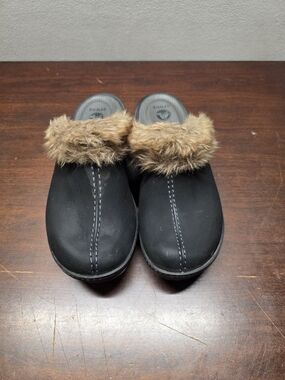 Crocs Charcoal Cobbler Fuzz Clogs with beige faux fur lining Womens 9